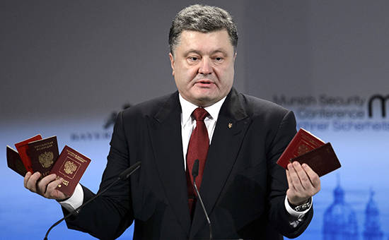 Россия потребовала доказатеть подлинность показанных Порошенко паспортов