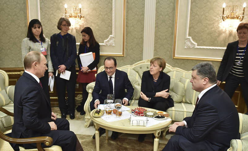 Оставшиеся за кадром подробности переговоров в Минске: исчезали то Порошенко, то Путин