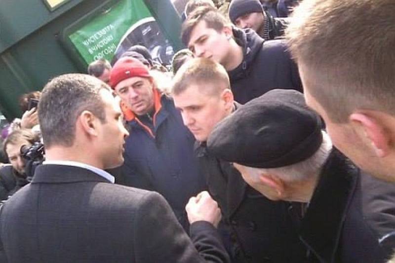 Комсомольцы нокаутировали Кличко: мэр отказался ехать в АТО, предпочитая бороться с шаурмой