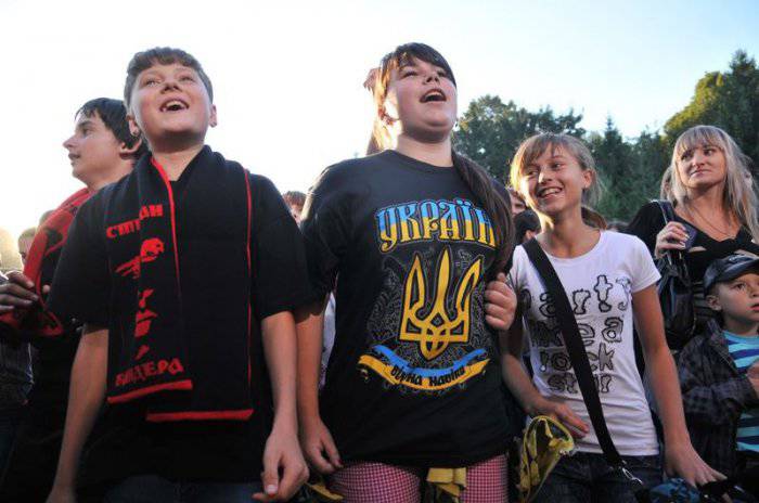 Детей припахали отслеживать уклонистов и разносить повестки на Украине
