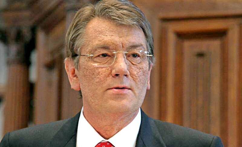 Ющенко обвинил правительство Яценюка в падении гривны