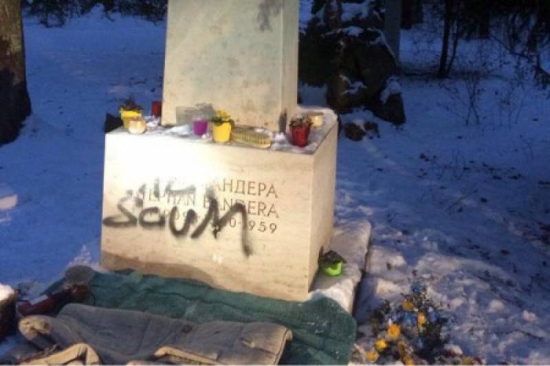 Меркель обвинили в акте вандализма над Бандерой Меркель обвинили в акте вандализма над Бандерой