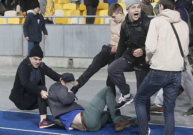 Украинские фанаты напали на французов, приняв их флаг за российский
