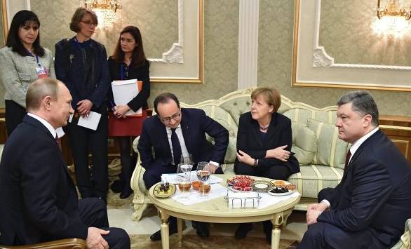 Порошенко вернулся в комнату, где идут переговоры, встреча продолжается