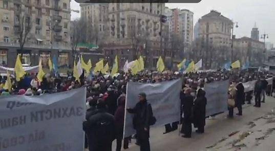 Тысяча киевлян пикетирует мэрию и требует отставки Виталия Кличко