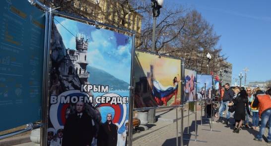 Авторы уличной выставки про Крым спрятались от славы Авторы уличной выставки про Крым спрятались от славы