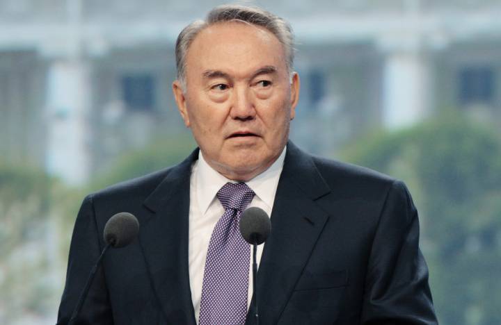 Назарбаев согласился участвовать в досрочных выборах президента Казахстана ради женщин