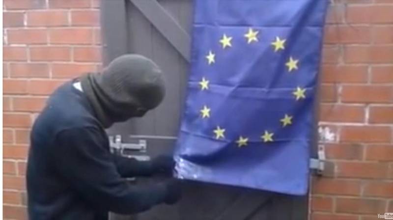 Активист движения North West Infidels стал звездой интернета после неудачной попытки сжечь флаг ЕС