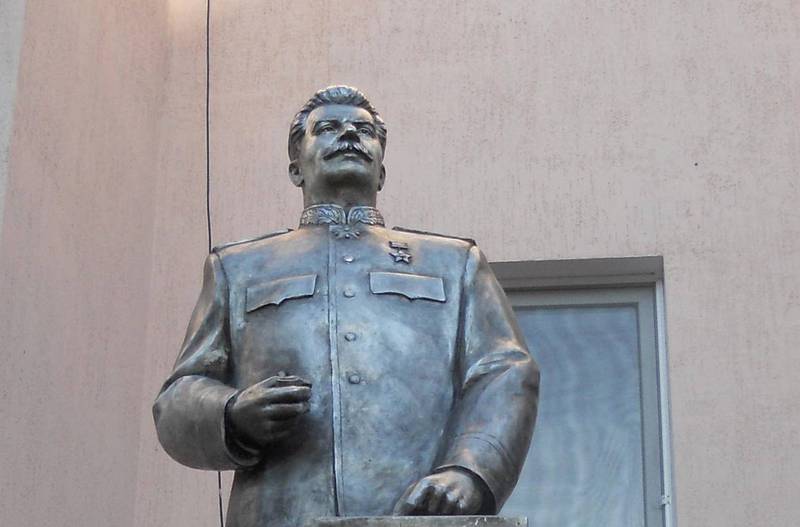 Коммунисты Петербурга требуют установить памятник Сталину