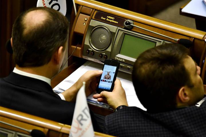 Ляшко разглядывал фото обнаженных мужчин во время заседания Верховной рады