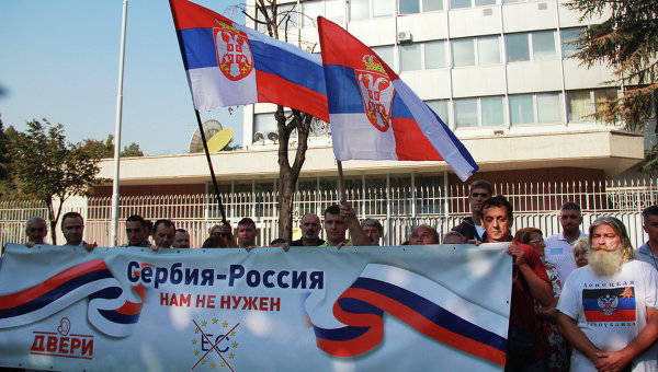 В Белграде сербы вышли на митинг в поддержку России и против интеграции с ЕС