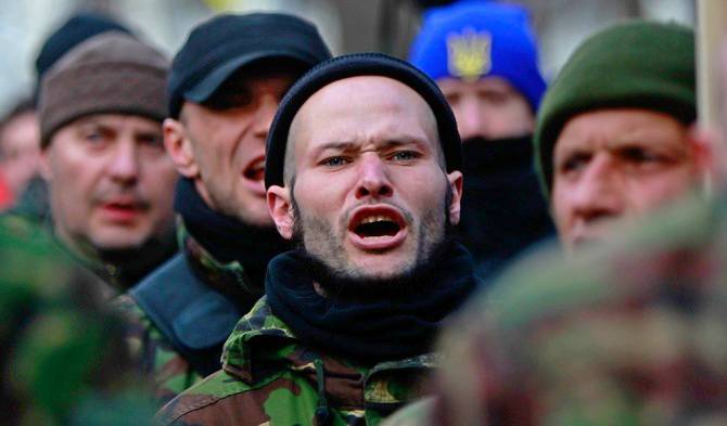 Сотни силовиков перекрыли Крещатик, требуя выполнения обещаний украинских властей