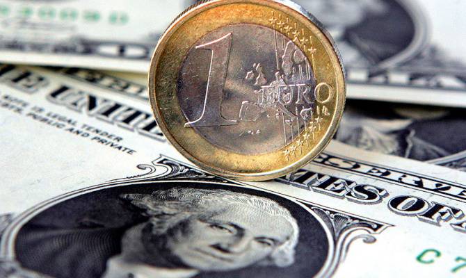 Падение евро к доллару: причины и последствия для России. Мнения экспертов