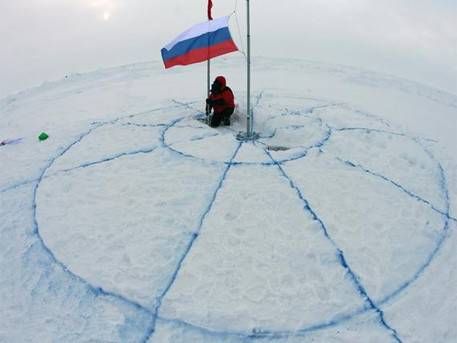 Флаги российских регионов развернули у Северного полюса