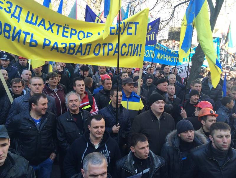 Более тысячи шахтеров штурмуют администрацию Порошенко Более тысячи шахтеров штурмуют администрацию Порошенко