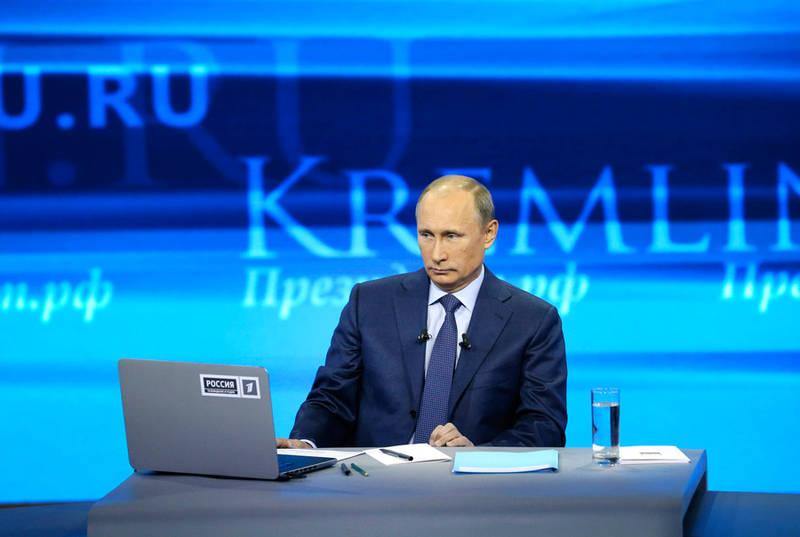 Путин считает, что экономика России преодолела пик кризиса