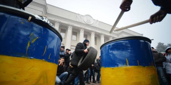 Рада ввергает Украину в пропасть тотальной войны Рада ввергает Украину в пропасть тотальной войны