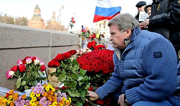 Активисты SERB снова разрушили "народный" мемориал Немцову