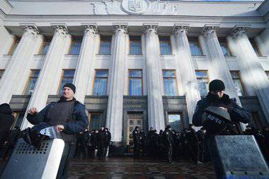 «Правительство Яценюка — грабёж!»: в Киеве проходит митинг за отставку премьера