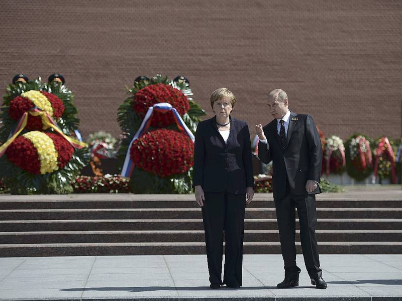 Меркель и Путин возложили венок на могилу неизвестному солдату
