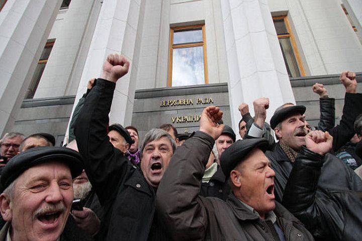Тысячи протестующих украинцев вышли на Крещатик