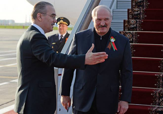 Лукашенко прилетел в Москву с георгиевской ленточкой