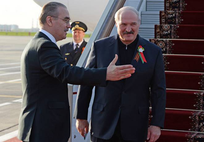 Лукашенко прилетел в Москву с георгиевской ленточкой Лукашенко прилетел в Москву с георгиевской ленточкой