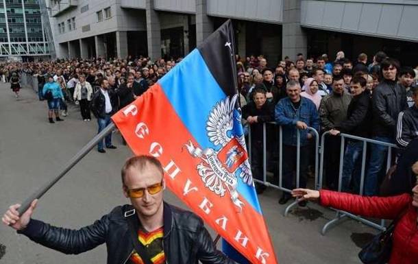 Парад в честь годовщины проведения референдума начался в Донецке