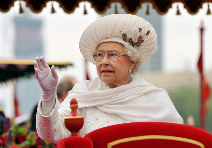 Елизавета II вызвала массовые беспорядки в Лондоне