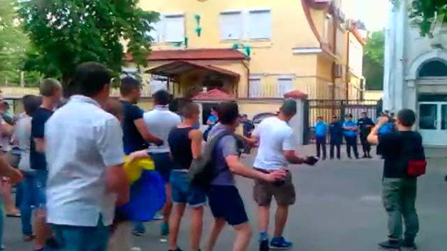 Харьков: российское консульство и студгородок разгромили одни и те же люди