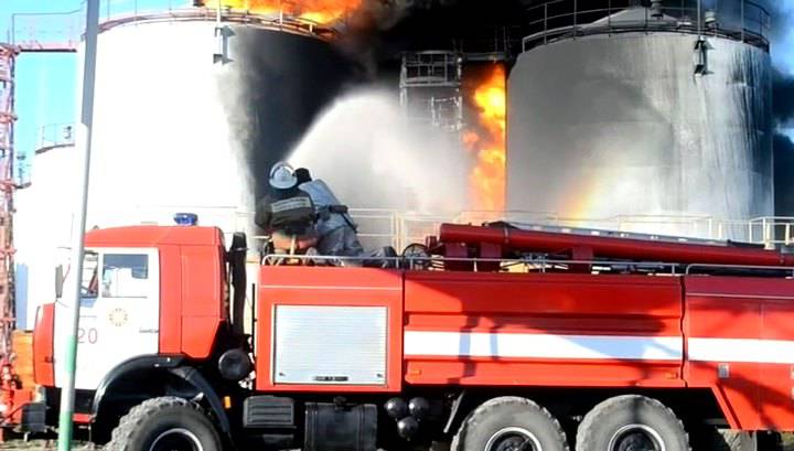 Пожар на нефтяной базе под Киевом: ситуация ухудшается