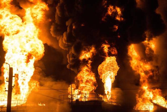 Кто и зачем поджег нефтебазу под Киевом и что скрывают власти?