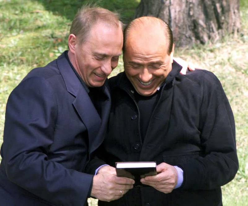 Путин провел выходные с Берлускони в сибирском коттедже Путин провел выходные с Берлускони в сибирском коттедже