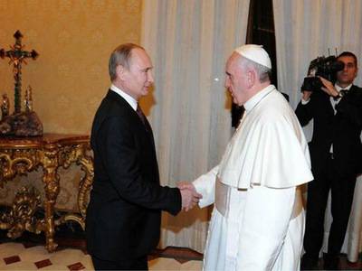 Президент и Папа: необычный альянс