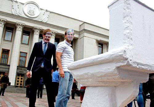 У Верховной Рады в центре Киева установили двухметровый унитаз