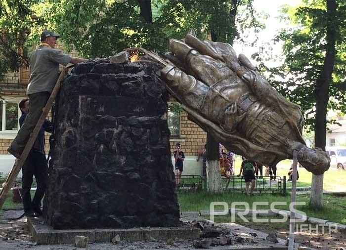 В «колыбели УПА» целое село восстало против сноса памятника Дзержинскому: «Нам бы такого президента!»