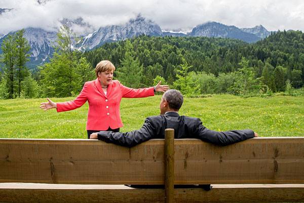 Пользователи интернета превратили снимок Меркель и Обамы в серию фотожаб