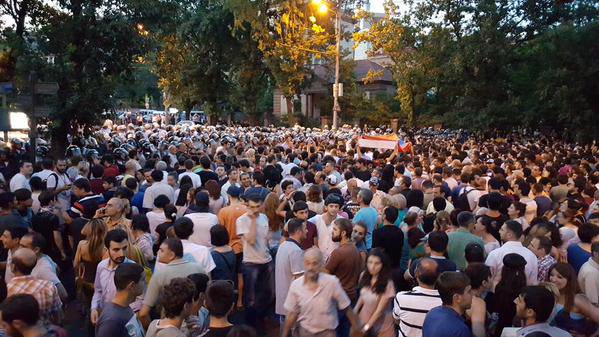 Митингующие в Ереване отказались уйти на другую площадь