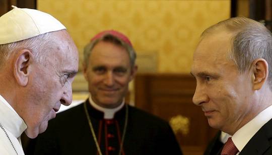 Как миротворец миротворцу: о чем говорили Путин и папа Франциск?