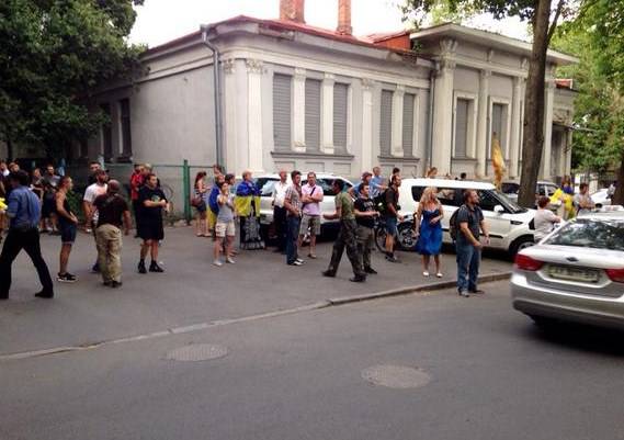 Агрессивная толпа в Харькове заблокировала здание Генконсульства России