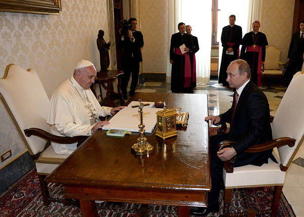 Почему Франциск "благословил" Путина в борьбе против "антихристианской европейской знати"