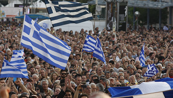 Митинги в Греции: 20 тысяч жителей Афин требуют согласиться с кредиторами и отменить референдум
