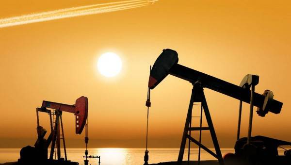США обошли Россию и Саудовскую Аравию по добыче нефти