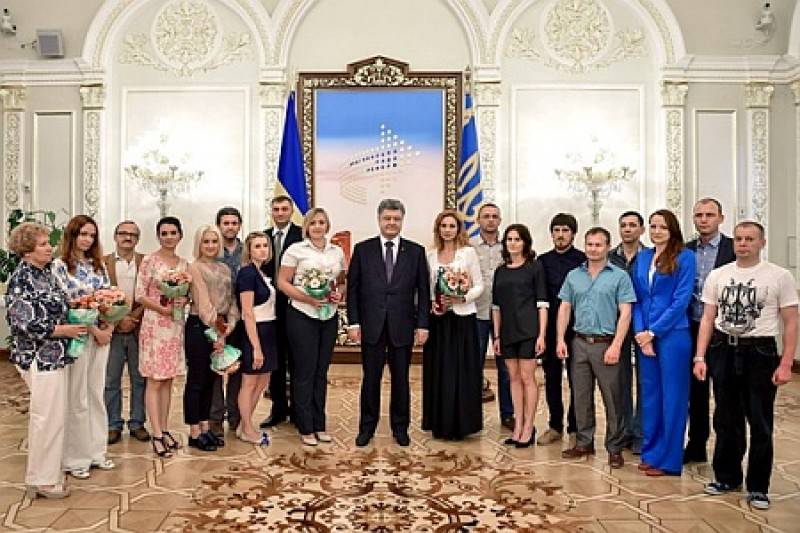 Украинские журналисты брезгуют наградами Порошенко. Мандаты давай!