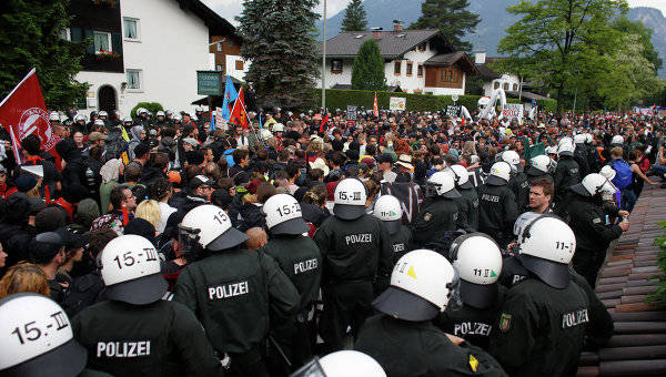 Полиция на руках выносит участников акции STOP G7