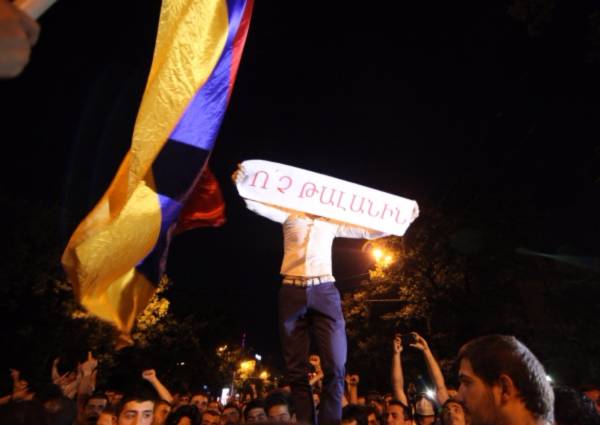 Украина и Запад подзуживают Армению на «цветную революцию»