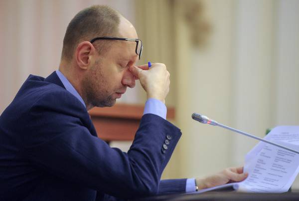 Яценюк пожаловался, что Греция вытеснила Украину из всеобщего внимания