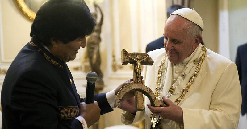 Папе Римскому подарили в Боливии распятие в виде серпа и молота