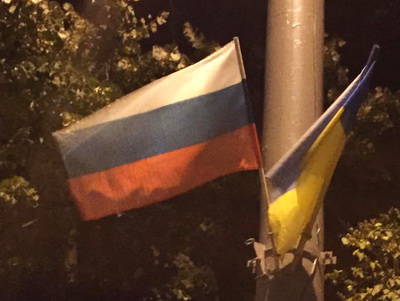 В Киеве развесили российские флаги