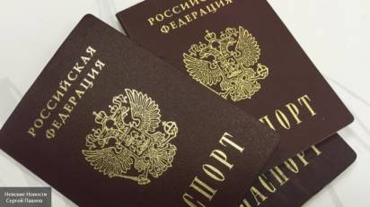 Киев читает и завидует: жители ЛНР и ДНР получат российские паспорта